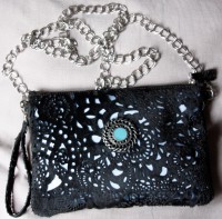 /album/fotogaleria-clutch-creek-black/bandolera-potro-troquelada-negro-jpg1/
